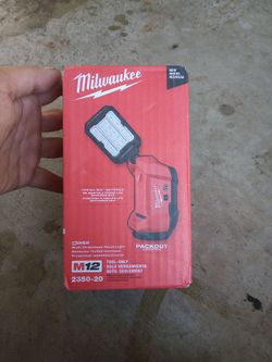 Milwaukee M12 Rover Flood Light