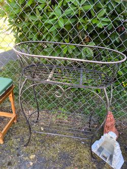 LOW PRICE MOVING- VINTAGE SOLID METAL PLANTER BOX