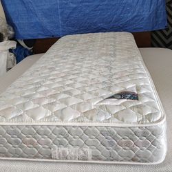 XL Twin Size Mattress (XL Colchón Twin Size)