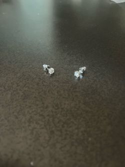 VVS1 Moissanite stud earrings