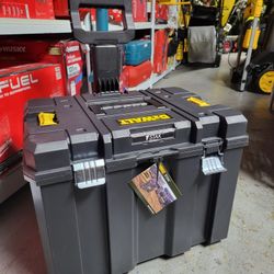 DEWALT ROLLING TOOL BOX New