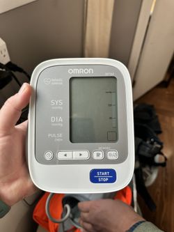 Omron BP760 Automatic Upper-Arm Blood Pressure Monitor in good working condition.  Includes: 	•	Monitor unit 	•	Upper-arm cuff 	•	Power adapter  Easy 