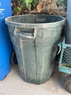 Rubbermaid Large Plastic Trash Can