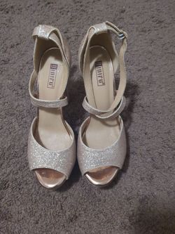 Platform peeptoed pumps