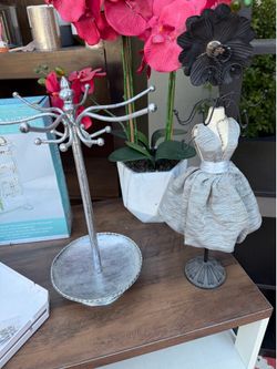 Jewelry organizers stands