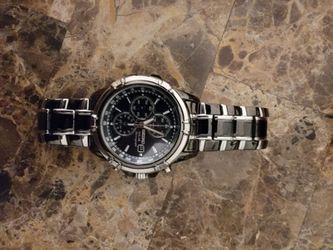 Seiko solar chronograph in good condition and coming with the original box.