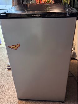 Fridgeaire Mini refrigerator