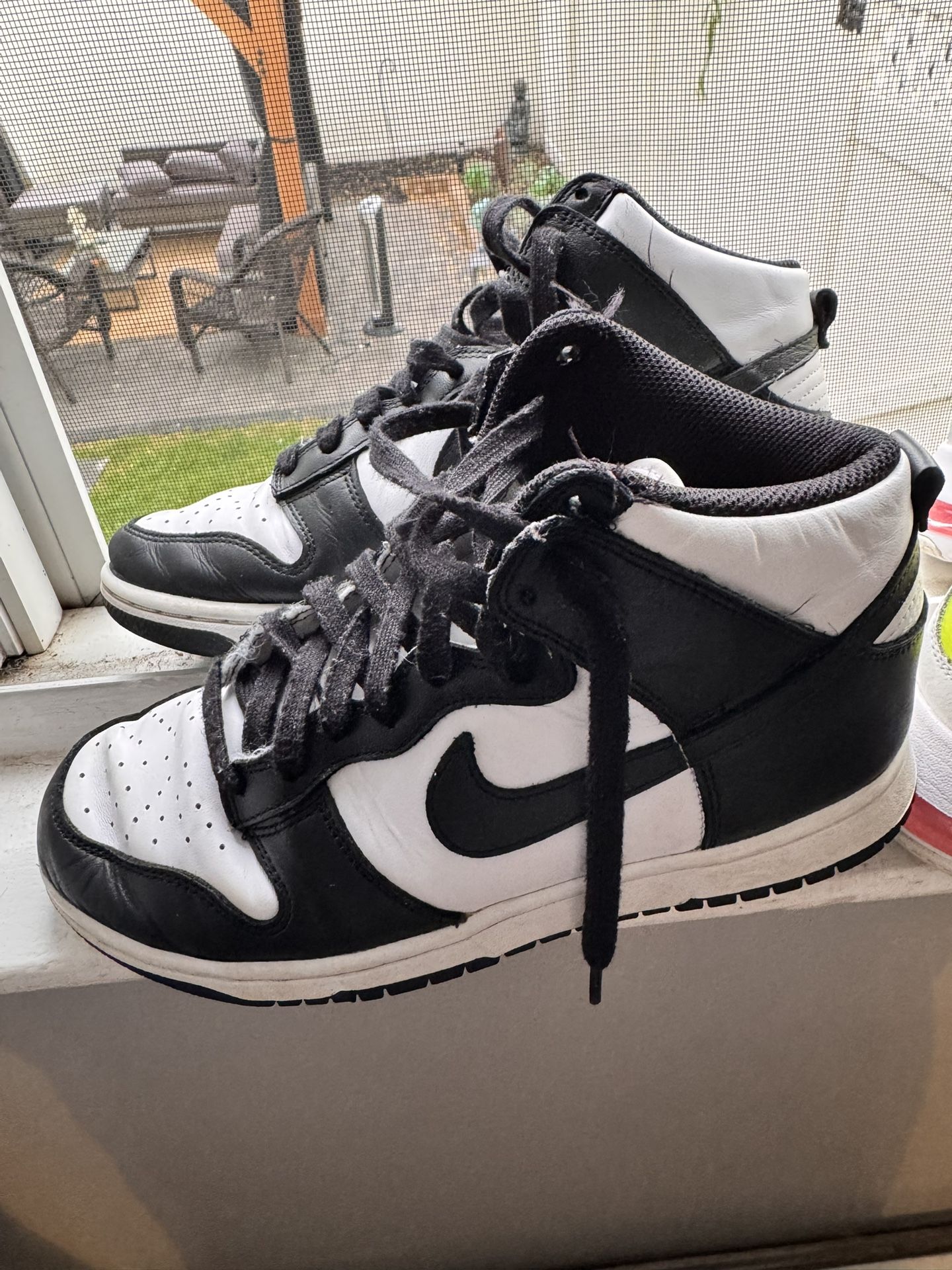 Nike Men Size 8 (Pandas)