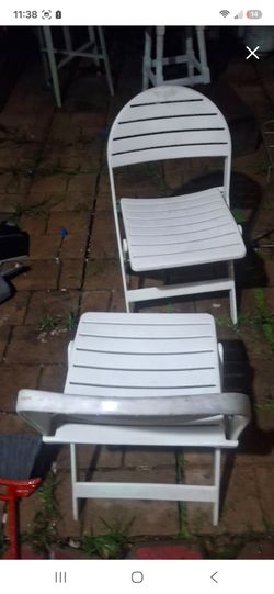 Outdoor foldable chairs qty 2