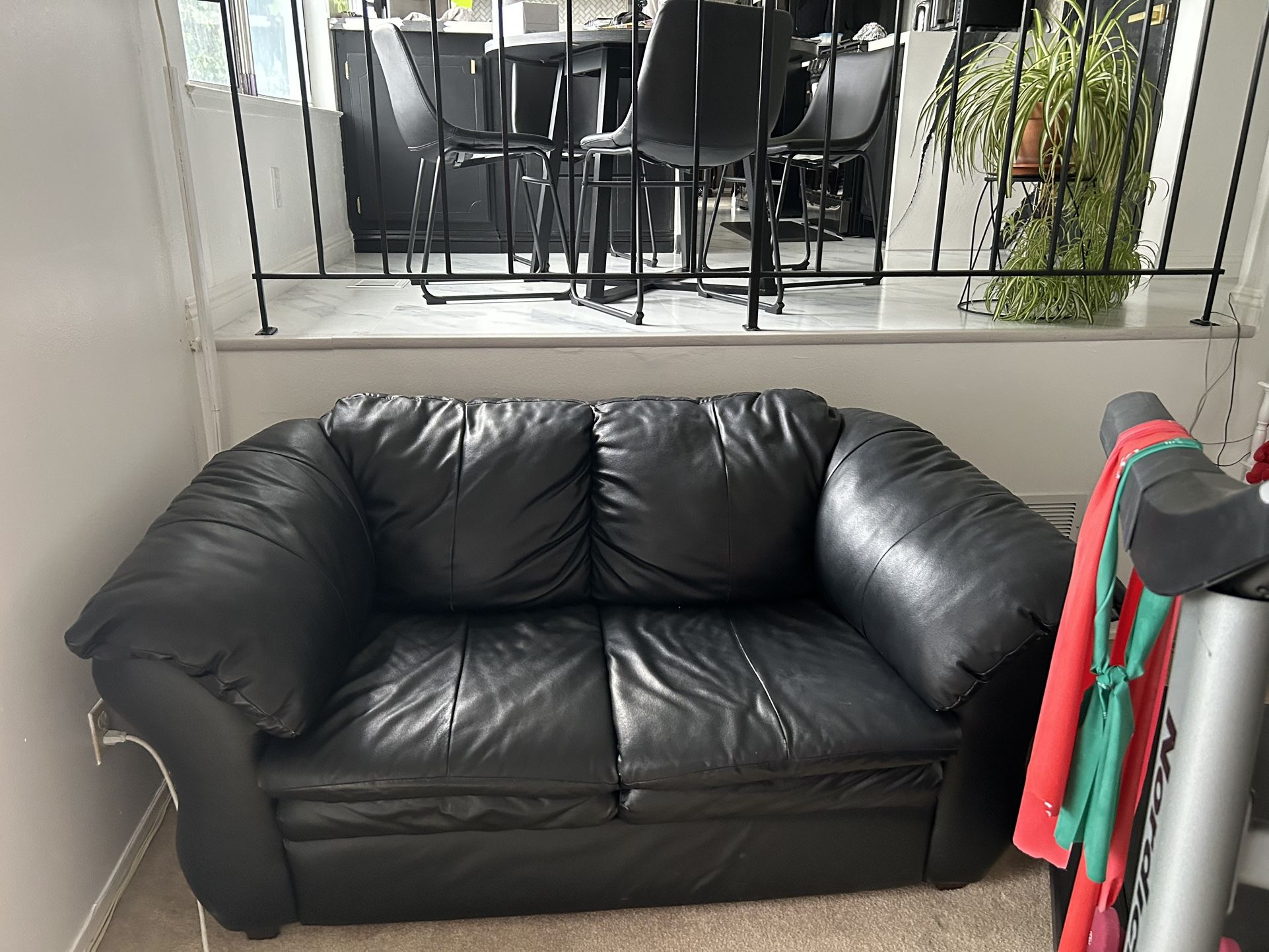 Black Leather Love Seat In Great Condition