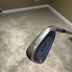 Youth RH Titleist DCI 981 Gold 5 Iron With Instructional Grip - 27 Inches long.   
