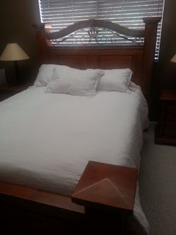 Queen Bedroom set - Pine wood