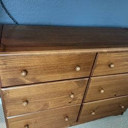 Wood dresser perfect condition 85$ and matching twin bed available