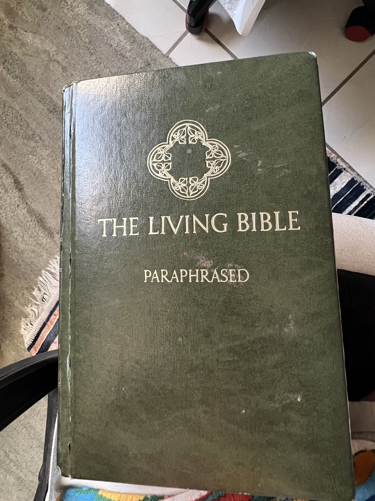 VTG:1971 The Living Bible. Thick padded Hardcover Paraphrased By Tyndale