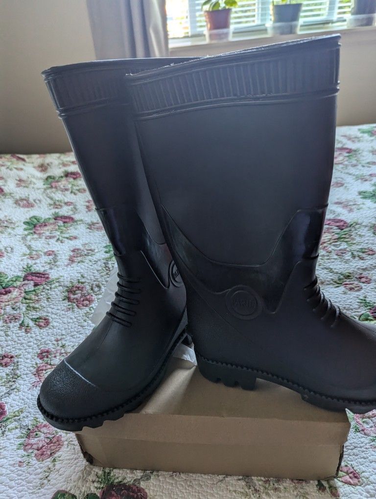 New Rubber Boots . Size 7. Price negotiable 