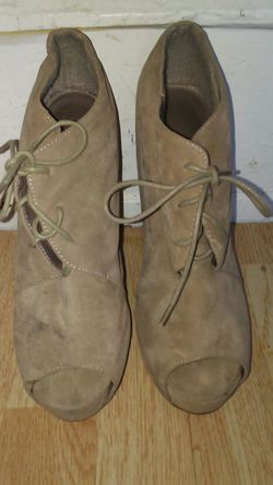 Womens high tops size 8 in a half