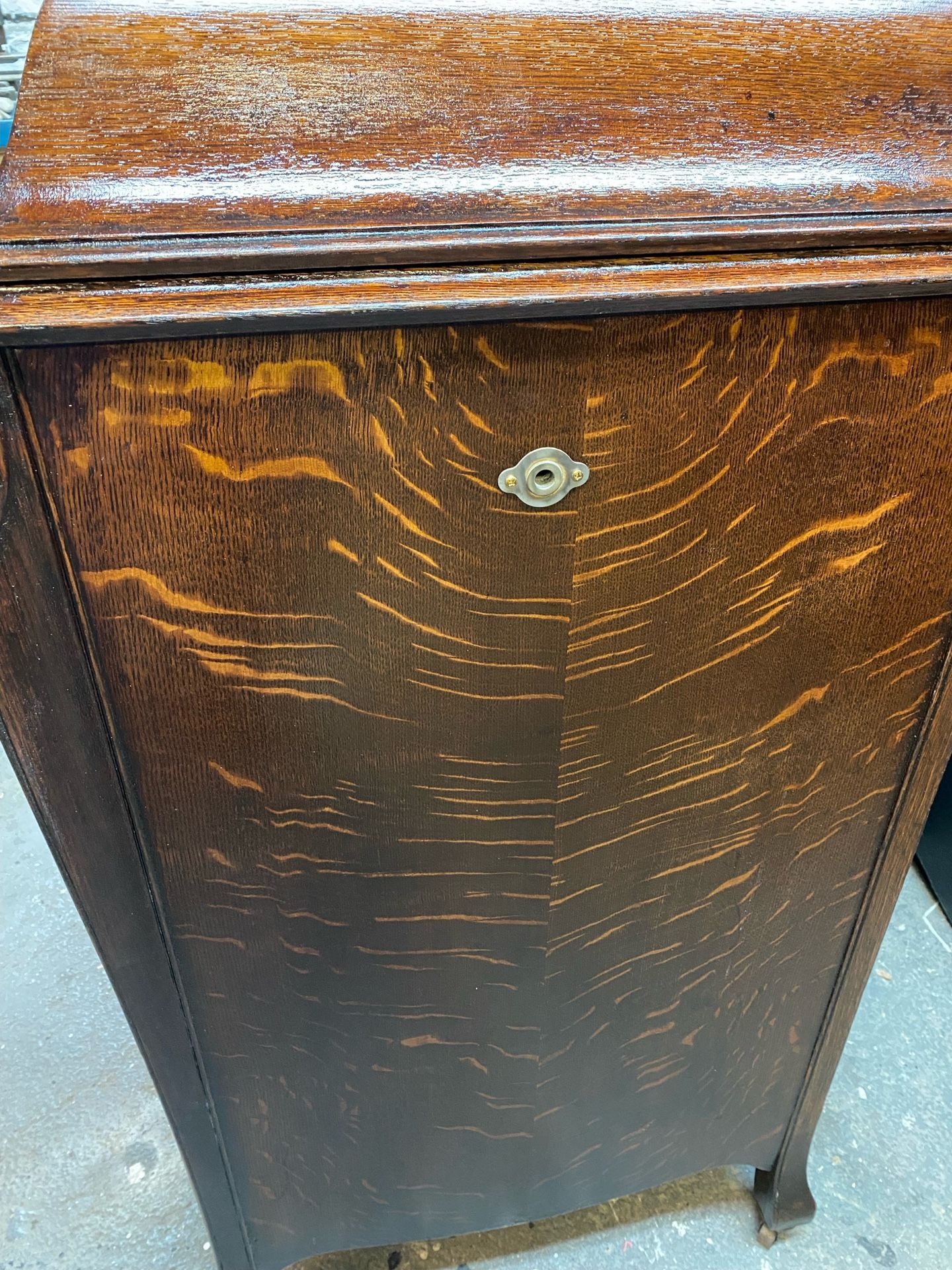 Working Victrola In Pretty Good Shape VV-XI ………..Asking $250.00