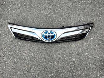 2012-2014 Toyota Camry complete grill with emblem OEM.