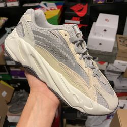 Yeezy 700 V2 Cream - 5.5 & 9 - Meetup 