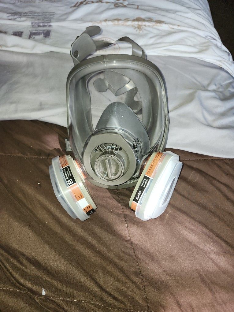 NEW TOP OF LINE GAS MASK. MOST PEOPLE DIE FROM SMOKE INHALATION. OR CO2 POISONING.  THIS WILL PROTECT YOU FROM BOTH.