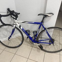 Road Bicycle Fuji Newest . Frame  20”  In Aluminum  . Wheels 700X23. Good Condition 