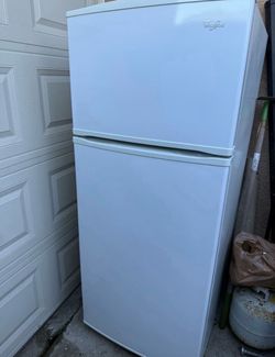 Whirlpool Top-Freezer Refrigerator White