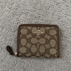  Coach Small Zip Around Wallet in Signature Jacquard