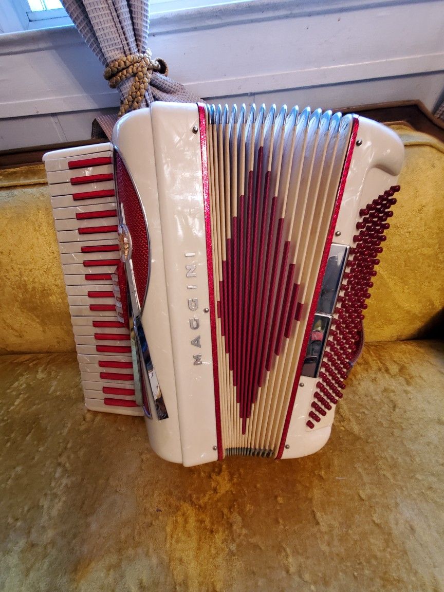Vintage Maggini Accordion 6016 Made In Italty.