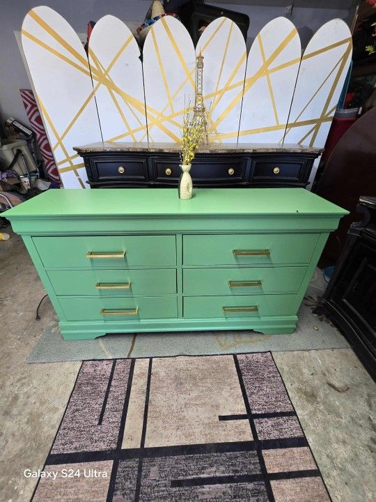 Beautiful 6 Drawer Dresser 