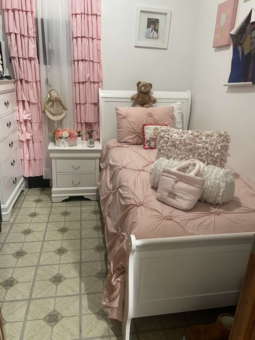Furniture Set Bed Brame And Dresser And Small Shelf $450