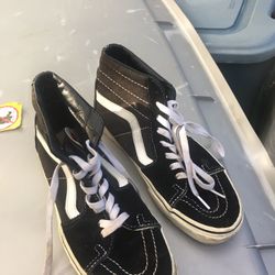 Very nice van tennis shoes only 25 firm
