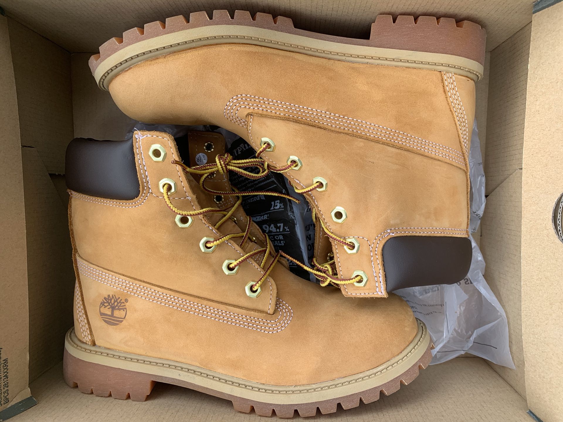 Women’s 8.5 Juniors Size 6 Timberland Wheat 6in Boots