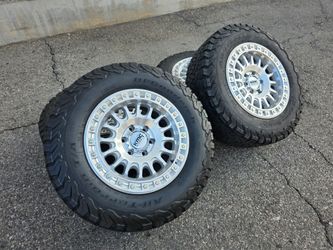 18" KMC w/ 32" BfGoodrich tires