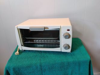 Like-New Toaster Oven w/Pot Holders