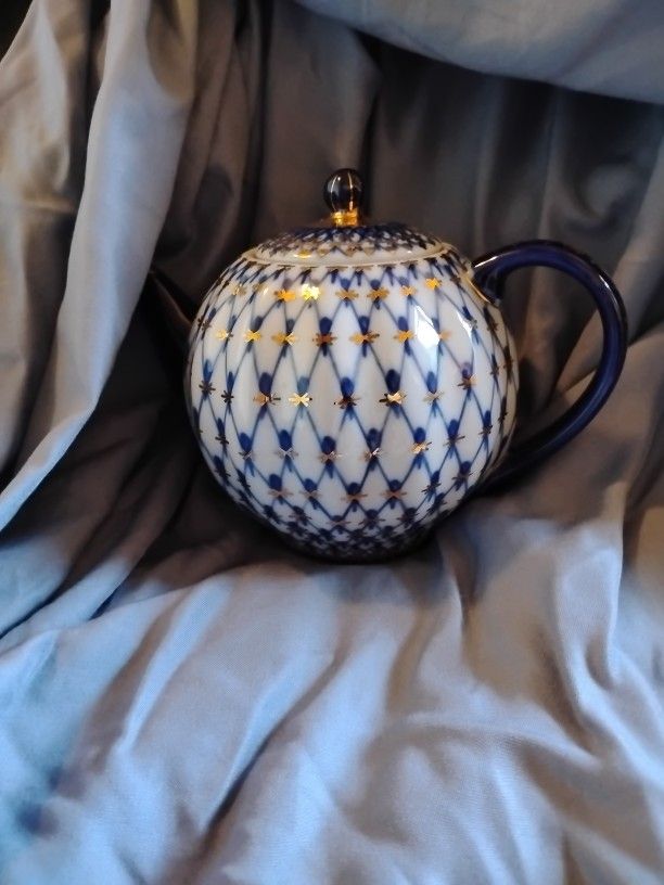 Lomonosov Imperial Porcelain Cobalt Net Teapot.