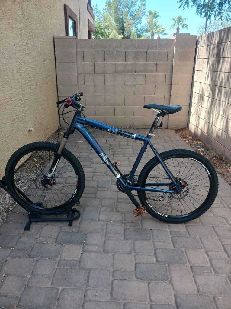 UPGRADE FOR SALE.DIAMONDBACK RESPONSE 26 INCH 8 X 3 SPEED