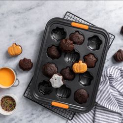 Le Creuset 12 Cup Halloween NonStick Tray Muffin Cake Bat Ghost Pumpkin Mold NewLe Creuset 12 Cup Halloween NonStick Tray Muffin Cake Bat Ghost Pumpki