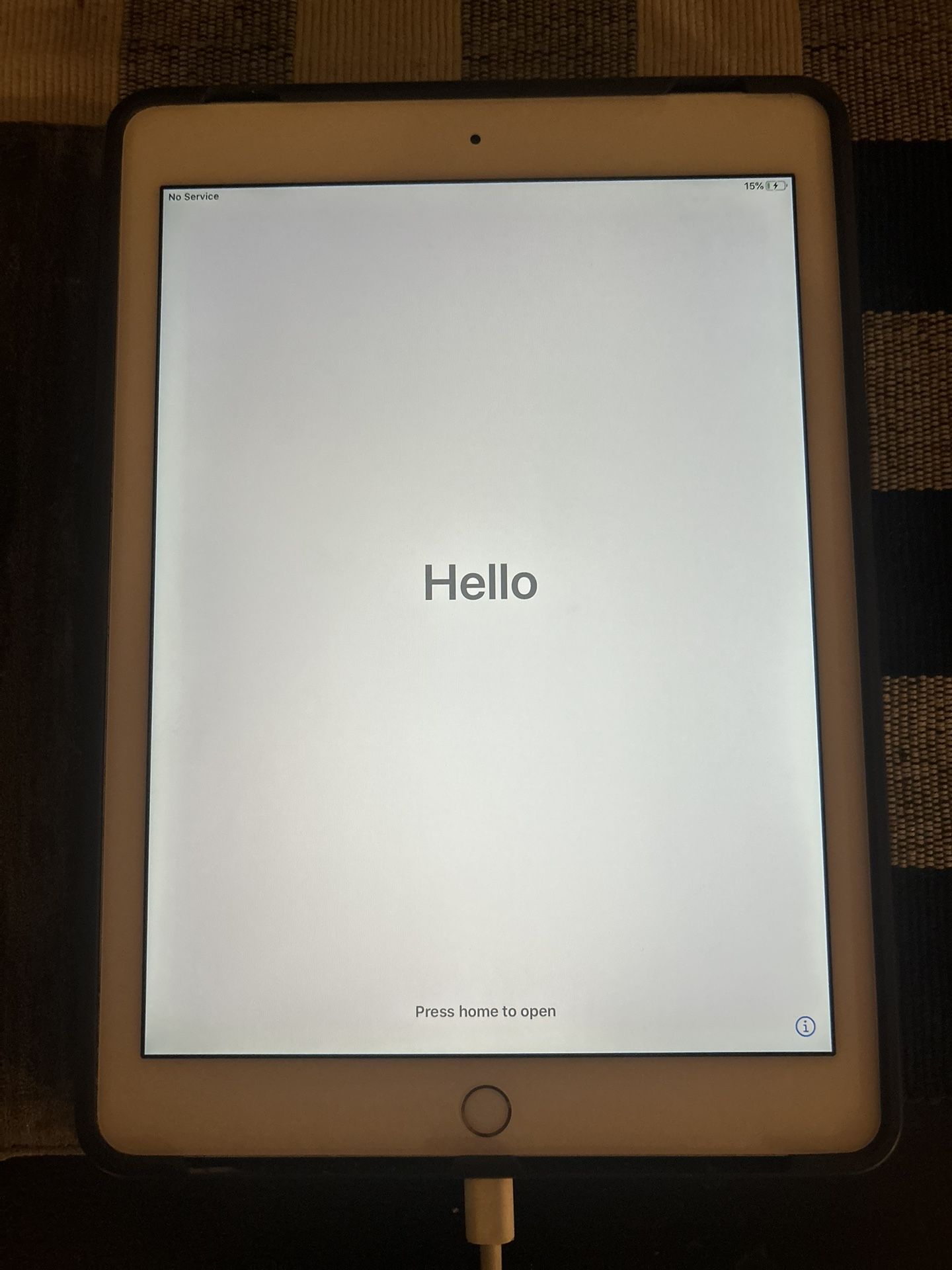 GENERATION 8 IPAD GOLD W WHITE