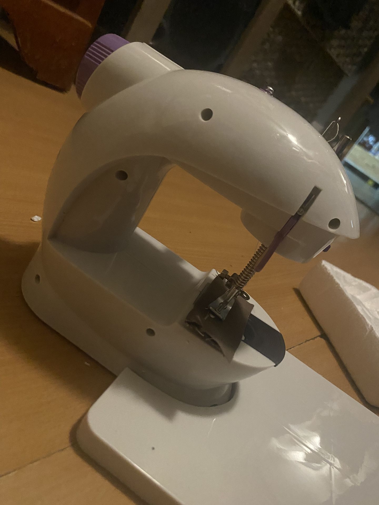Small sewing machine