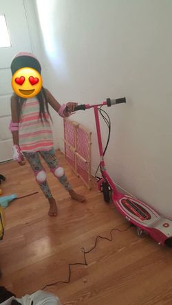 Razor E100 Electric Scooter pink