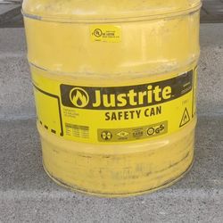 Gas Can 5 gallon. Missing the Funnel.