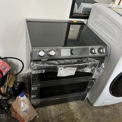NEW SAMSUNG ELECTRIC STOVE