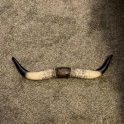 Hanging horn decor 