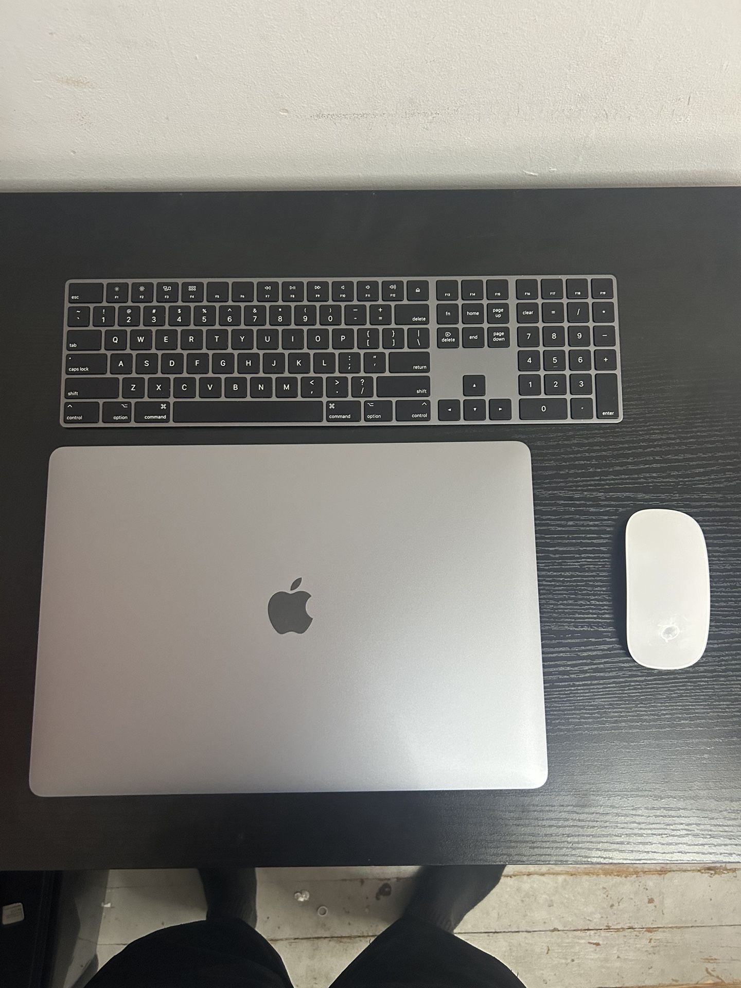 15-inch Macbook Pro 2019 + Apple keyboard & Magic mouse