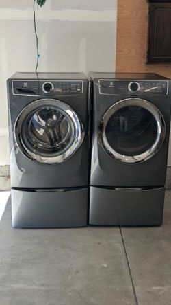 ELECTROLUX XL Capacity 4.5 cuft washer and 7.4 cuft Electric dryer. Works perfect. 30 Days warranty