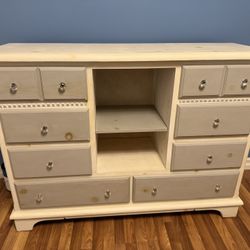 Dresser White/Gray With 8 Drawers & Cristal Kobs