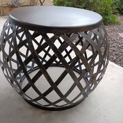 Nice, Round, Metal Lattice Table