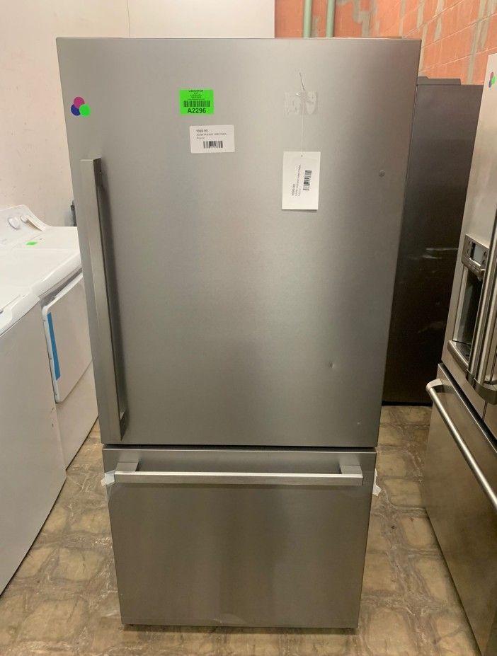 HISENSE HRB171N6ASE 17.2-cu ft Counter-depth Bottom-Freezer Refrigerator 04ID