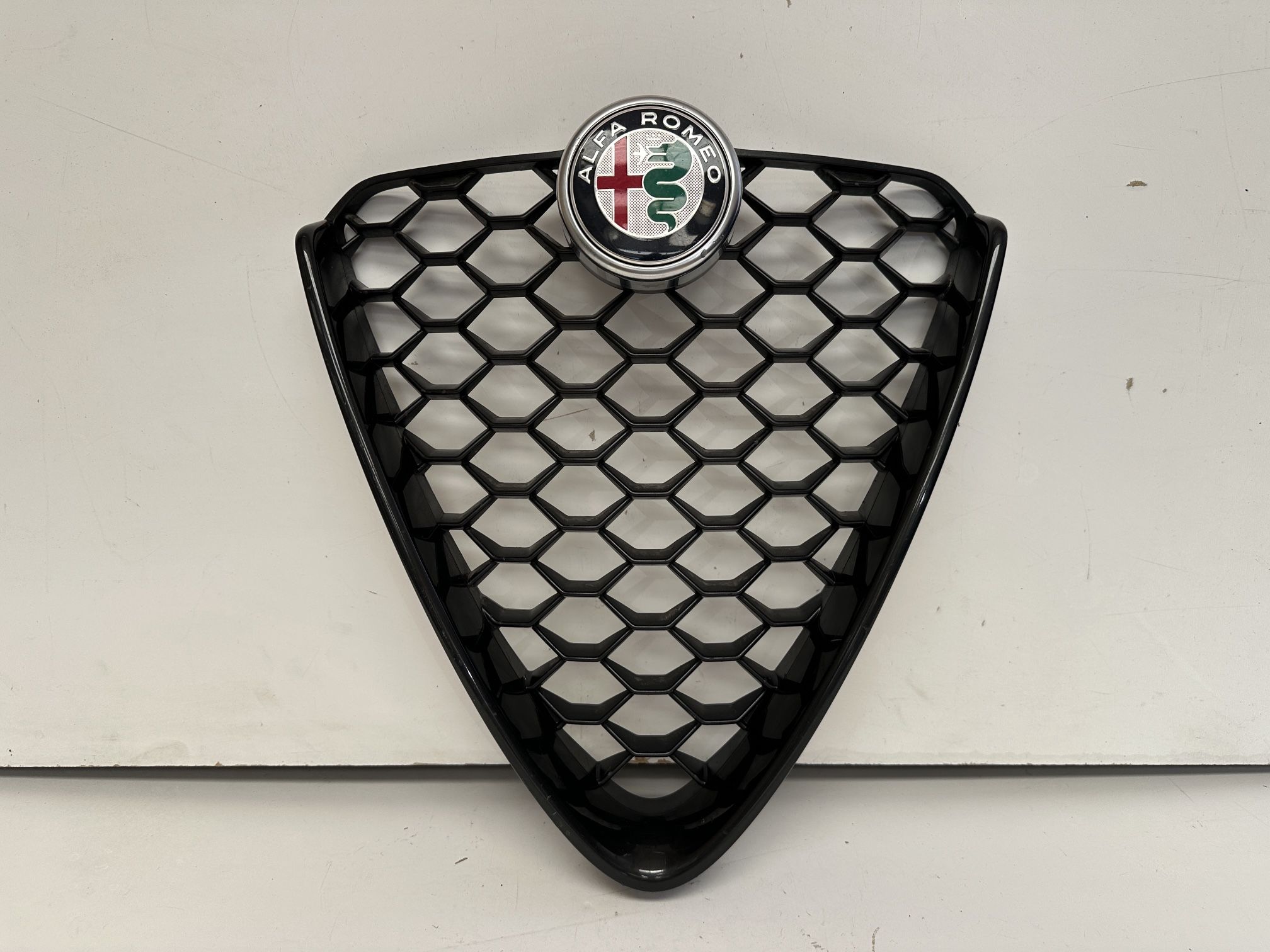 2020 2021 2022 2023 ALFA ROMEO GIULIA FRONT UPPER BUMPER GRILLE OEM