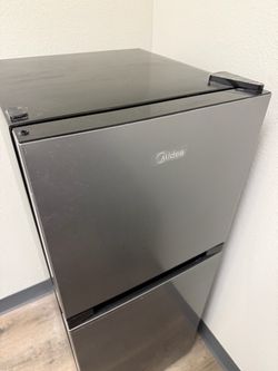 Midea 4.5 cu. ft 2 Door Fridge with Freezer